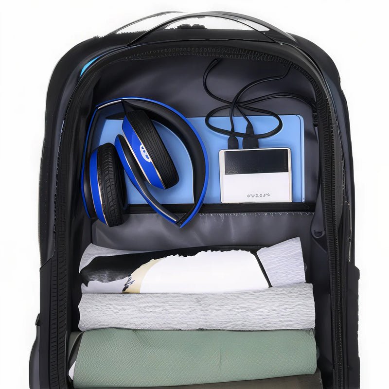 Sac à dos ordinateur Nebula 16 ouvert avec écouteurs, batterie portable et vêtements pliés