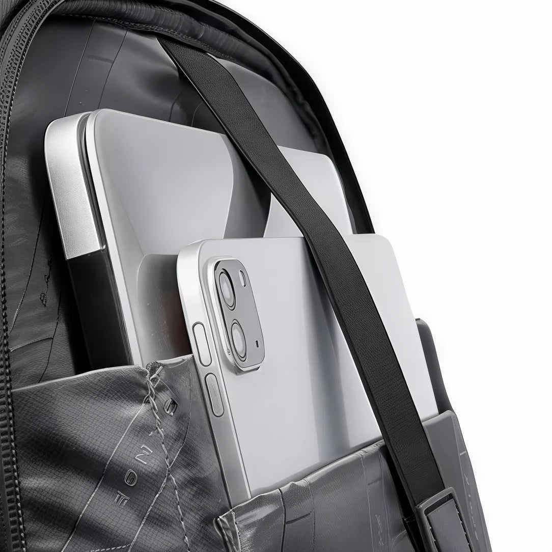 Vue rapprochée de la poche intérieure d’un sac à dos ordinateur pour femme ergonomique avec un ordinateur portable et une tablette en argent