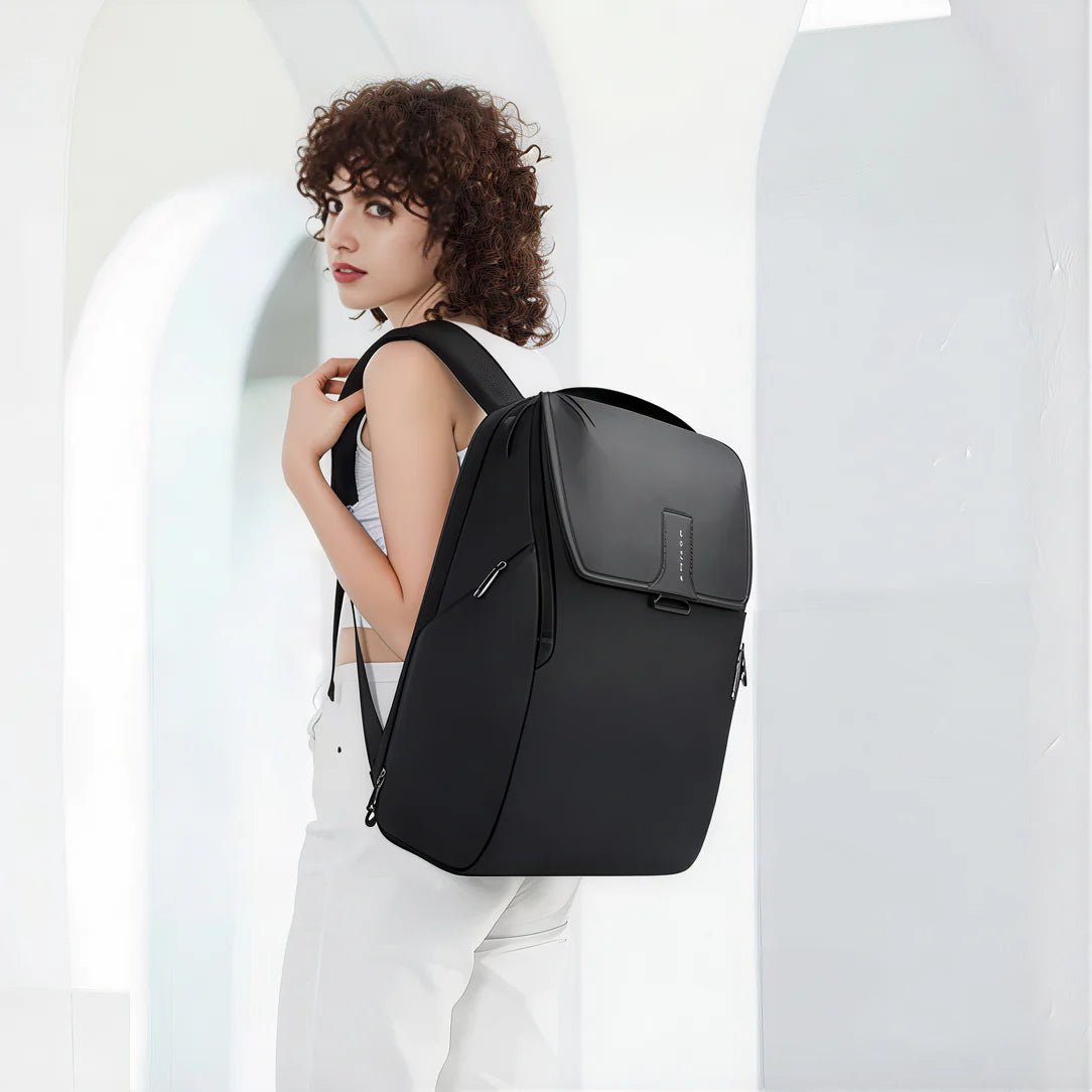 Sac à dos ordinateur pour femme ergonomique noir avec rabat supérieur et couture minimaliste