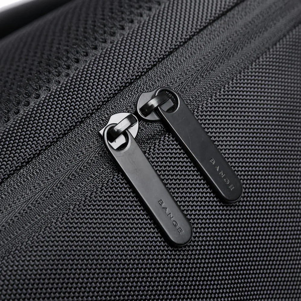 Tissu noir texturé avec deux tirettes de fermeture pour Sac à dos ordinateur Nova One