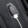 Port de chargement USB noir avec câble blanc sur tissu noir pour Sac à dos Nova One