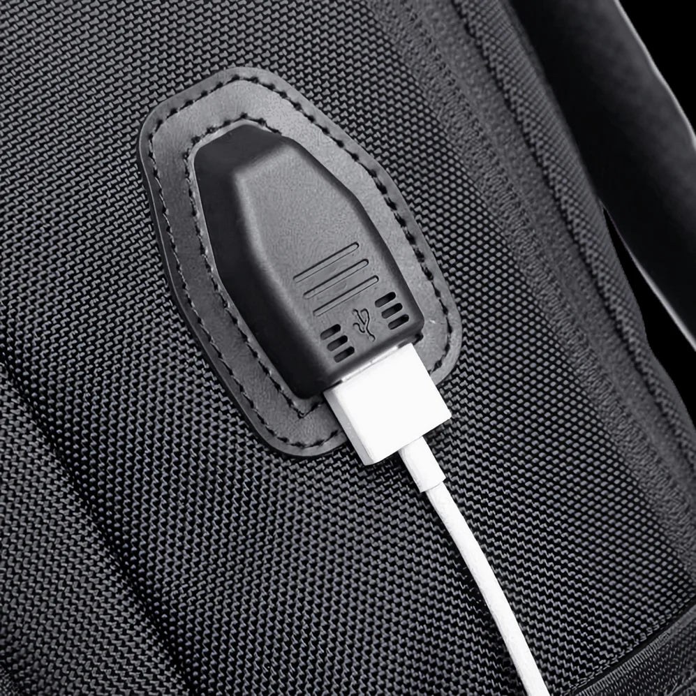 Port de chargement USB noir avec câble blanc sur tissu noir pour Sac à dos Nova One