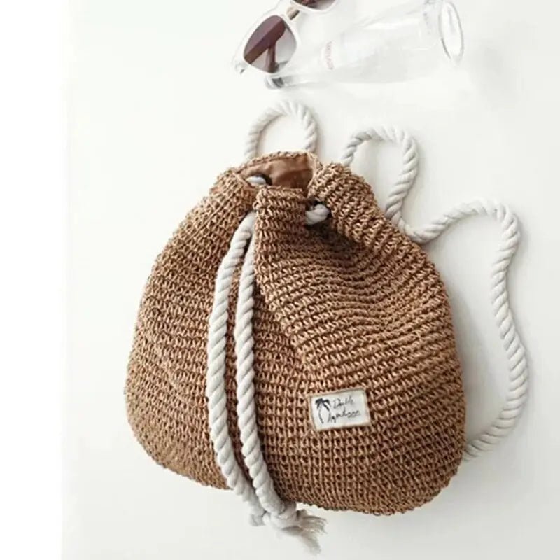 Sac à dos paille en crochet marron avec cordons légers et bretelles en corde