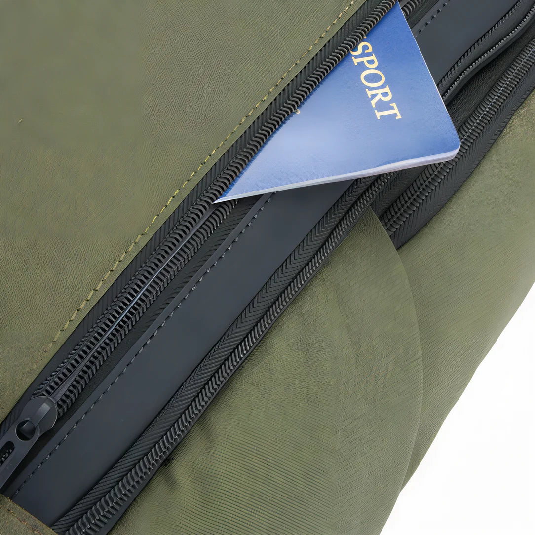 Sac à dos PC portable ouverture 180° en vert olive avec passport bleu visible