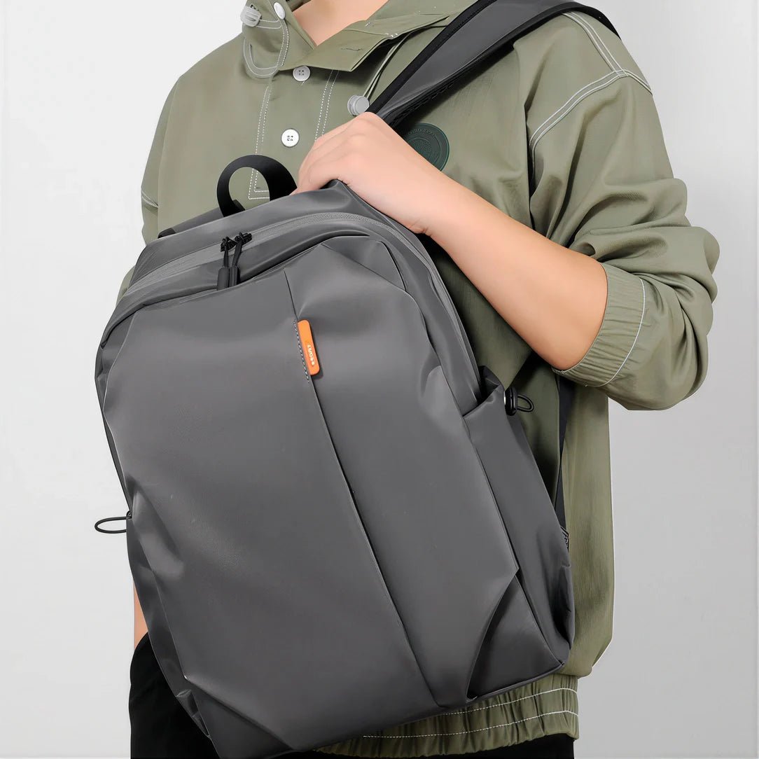 Sac à dos pour le collège PacknGO sombre gris avec étiquette orange sur le devant