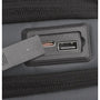 Hub USB noir avec ports Type-C et Type-A intégré dans un sac BackGuard pour ordinateur 17 pouces