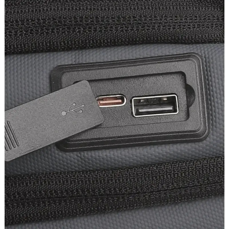 Hub USB noir avec ports Type-C et Type-A intégré dans un sac BackGuard pour ordinateur 17 pouces