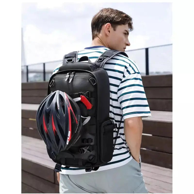 Sac à dos pratique noir avec fixation externe pour casque, idéal pour les voyageurs