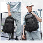 Sac à dos pratique noir de style tactique avec multiples sangles et boucles