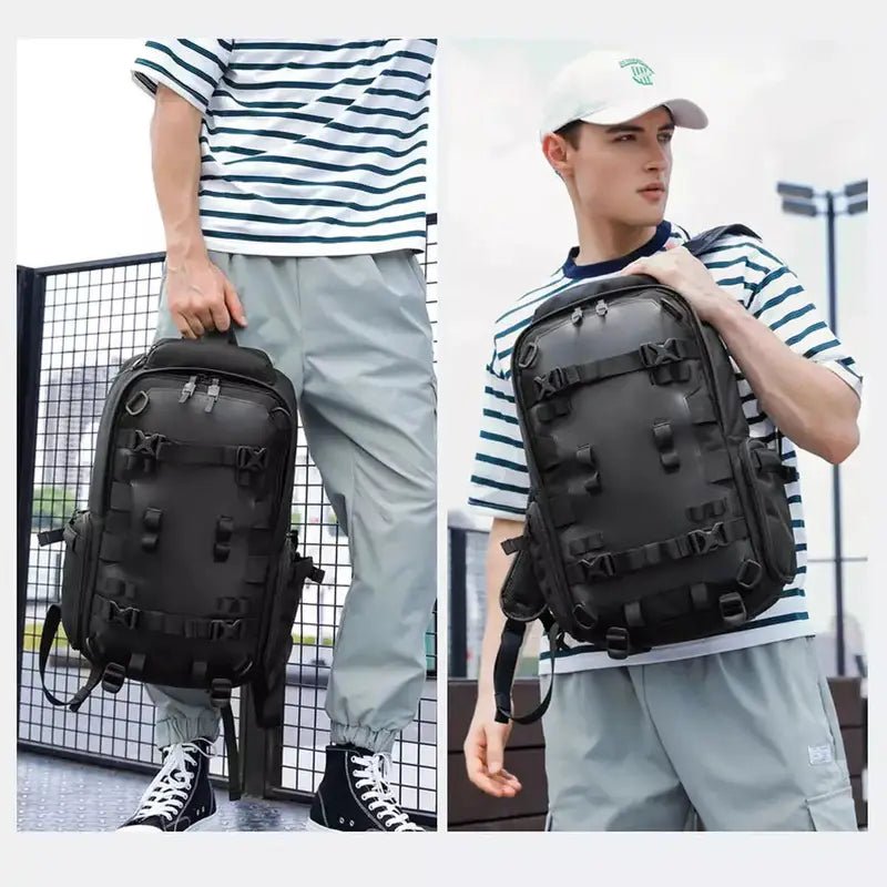Sac à dos pratique noir de style tactique avec multiples sangles et boucles