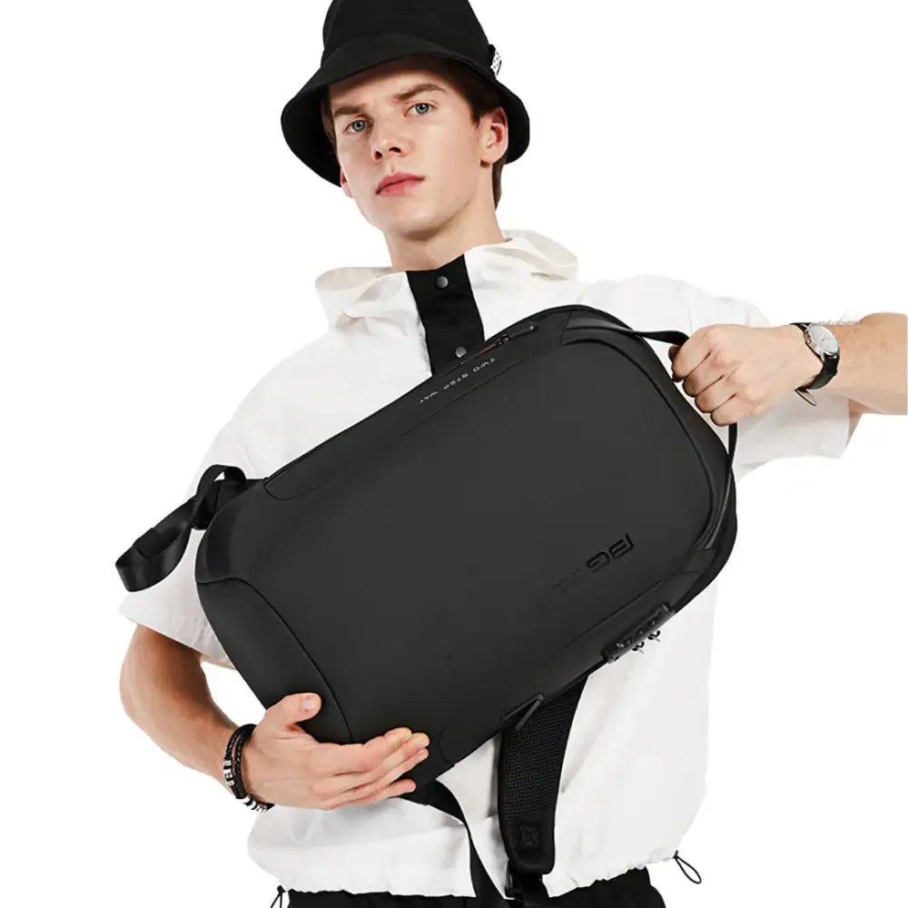 Sac à dos professionnel antivol Sentinel noir avec design minimaliste et matériau résistant à l’eau