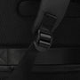 Sangle en nylon noir avec boucle en plastique sur un sac à dos mesh Sentinel antivol