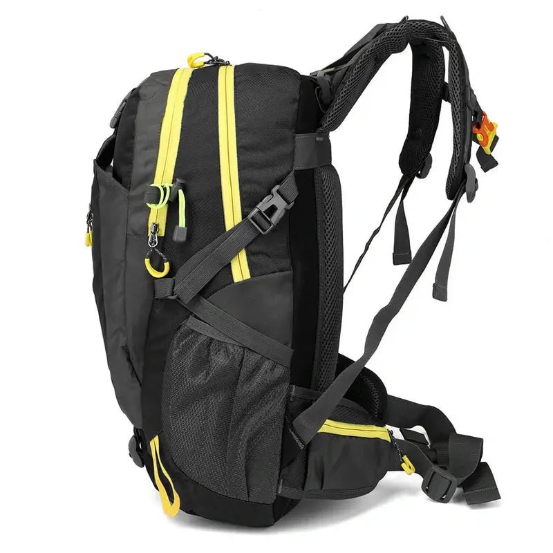 Sac à dos randonnée 30L noir et jaune avec plusieurs compartiments et bretelles ajustables