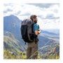 Homme en randonnée avec un sac à dos de 60L gris et noir pour trekking
