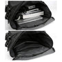 Sac à dos rectangulaire 25l en tissu noir avec plusieurs compartiments et doublure rayée
