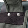 Détail d’un sac en toile robuste avec des bretelles rivetées du Sac à dos Ruston