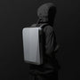 Sac à dos rigide ultra-plat antivol Atom avec devant gris clair et côtés gris foncé