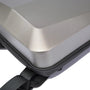 Sac à dos rigide ultra-plat antivol Atom avec surface texturée argentée et bordures noires