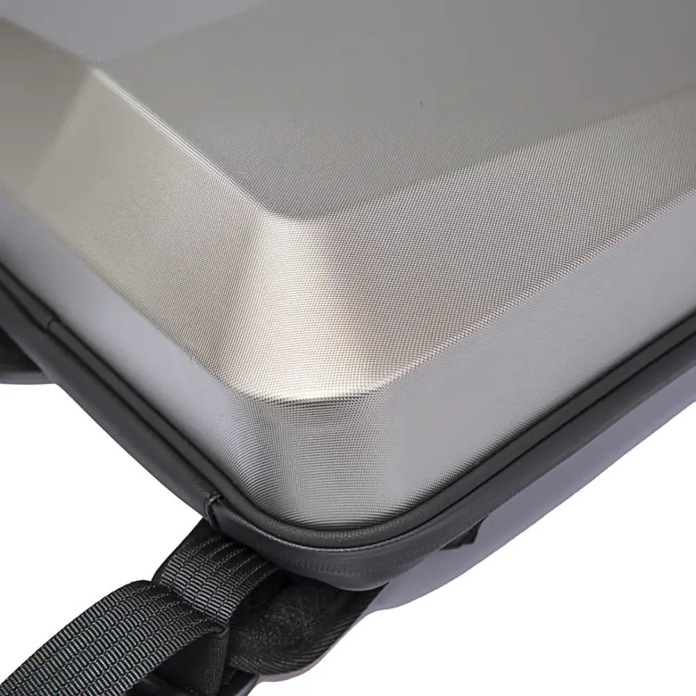 Sac à dos rigide ultra-plat antivol Atom avec surface texturée argentée et bordures noires