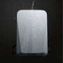 Sac à dos rigide ultra-plat antivol blanc étanche en test