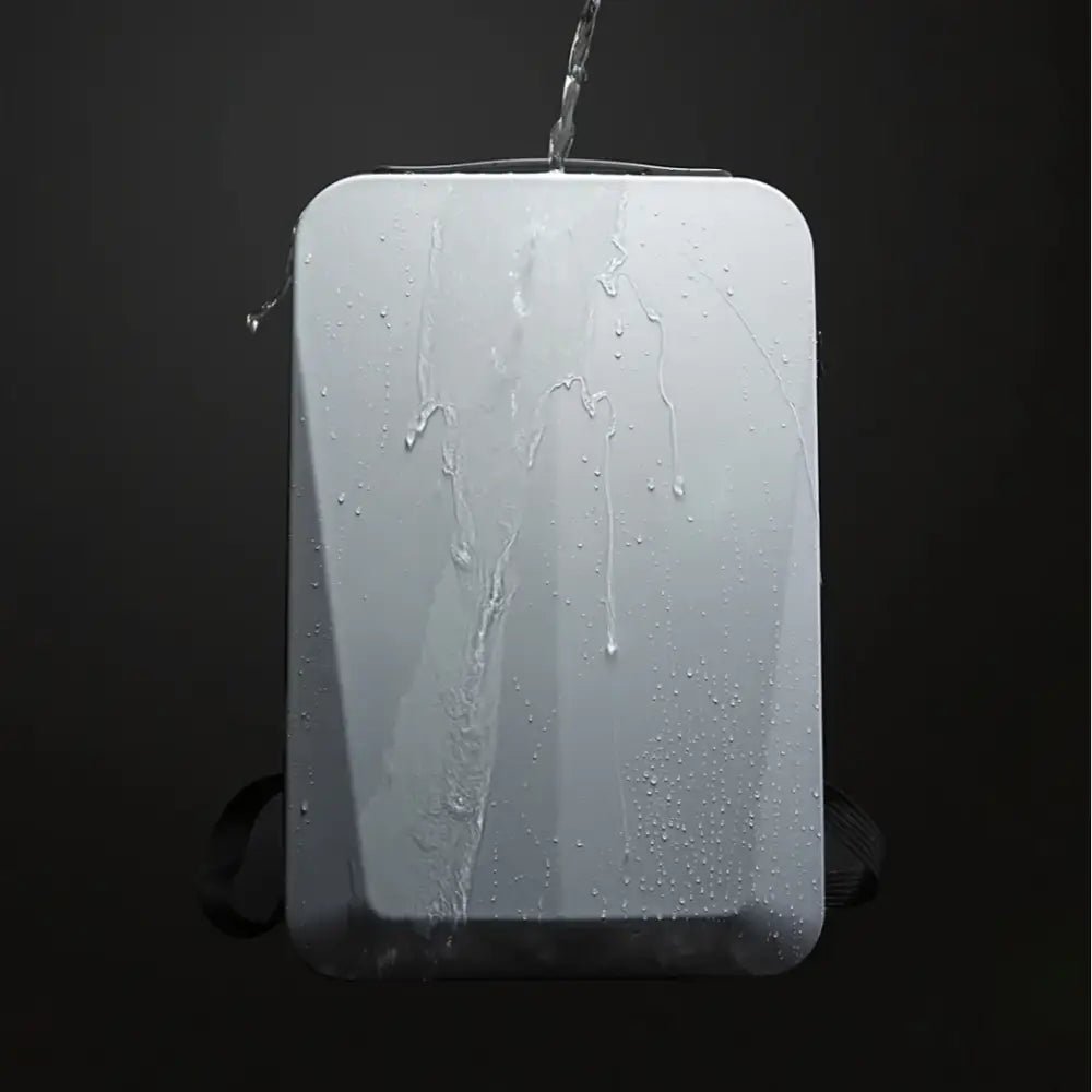 Sac à dos rigide ultra-plat antivol blanc étanche en test