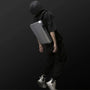 Person portant un sac à dos rigide noir et gris clair Atom antivol ultra-plat