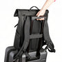 Sac à dos roll top noir avec pass-through pour bagage sur une valise