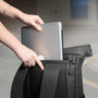 Personne plaçant un ordinateur portable argenté dans un sac à dos noir Knight avec compartiment PC