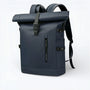 Sac à dos roll-top imperméable bleu marine foncé, design moderne sleek