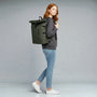 Sac à dos roll-top imperméable vert olive avec sangles et fermetures noires