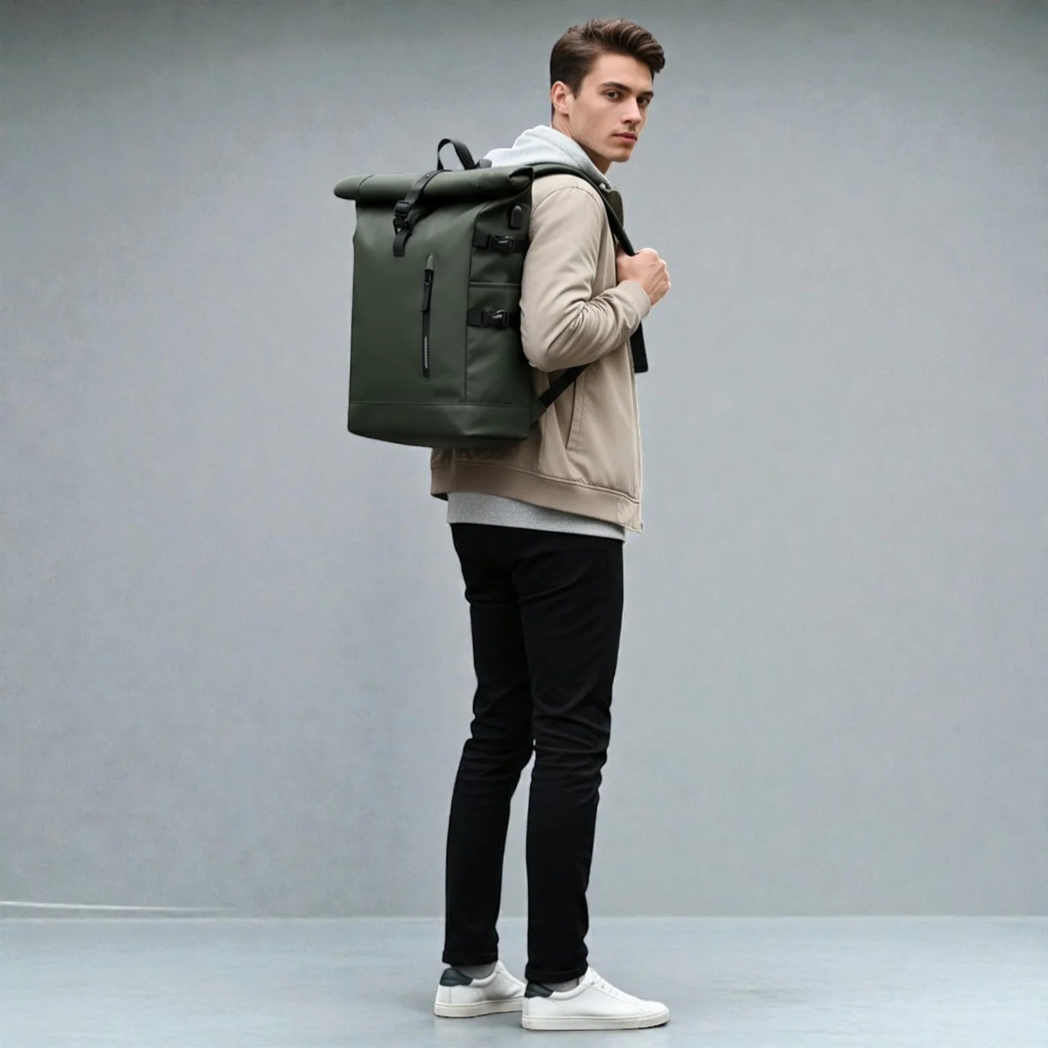 Sac à dos roll-top imperméable vert olive avec sangles et fermetures noires