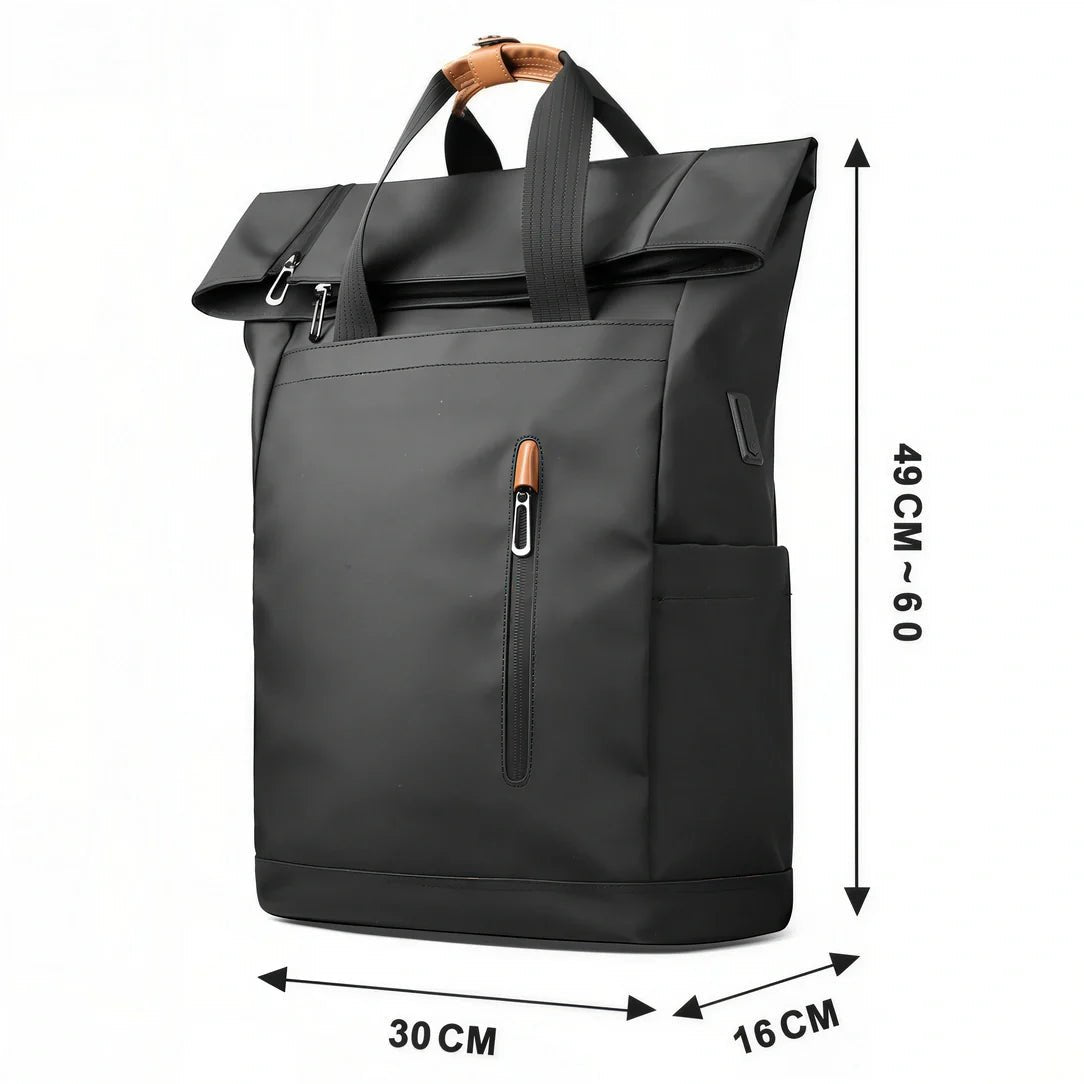 Sac à dos roll top noir avec accents en cuir marron et plusieurs poches zippées
