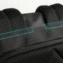 Zoom sur un sac à dos noir en tissu texturé avec fermeture éclair pour ordinateur 15,6 pouces