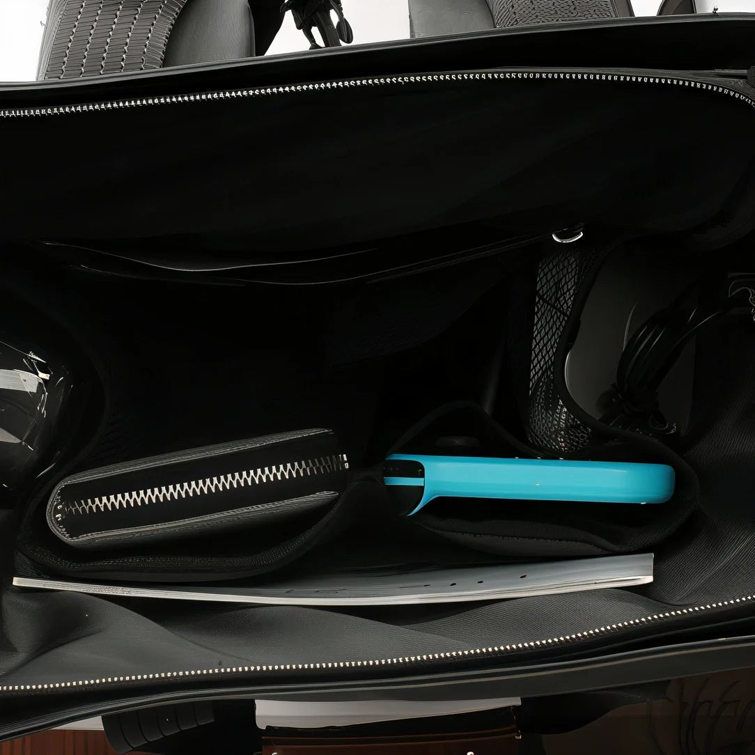 Sac à dos roll top noir PC 15,6 pouces ouvert avec objets à l’intérieur