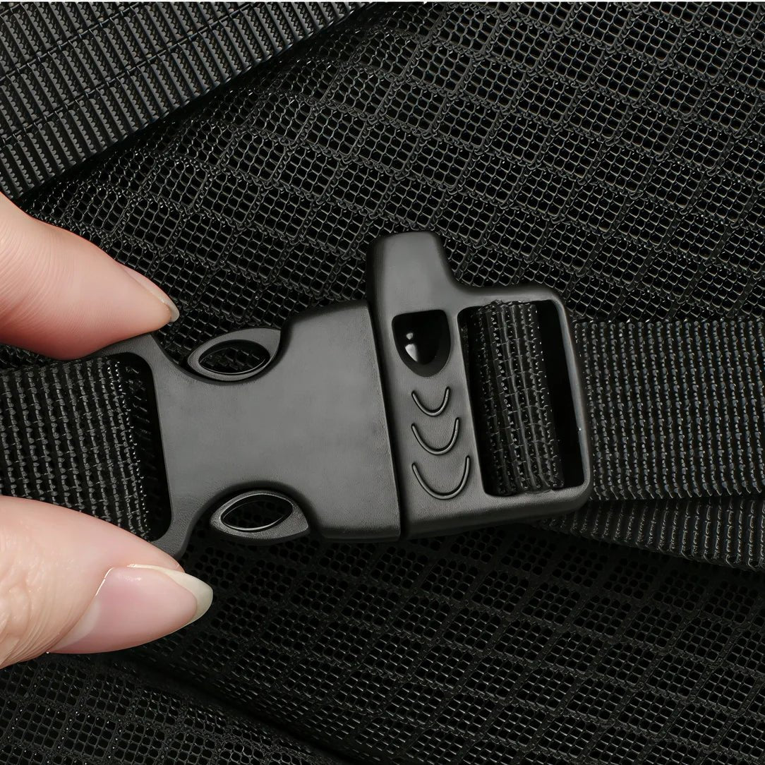 Boucle en plastique noir sur une sangle en tissu noir du Sac à dos roll top noir PC 15,6 pouces