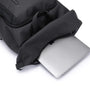 Sac à dos roll top urbain Polaris avec ordinateur portable argenté partiellement inséré