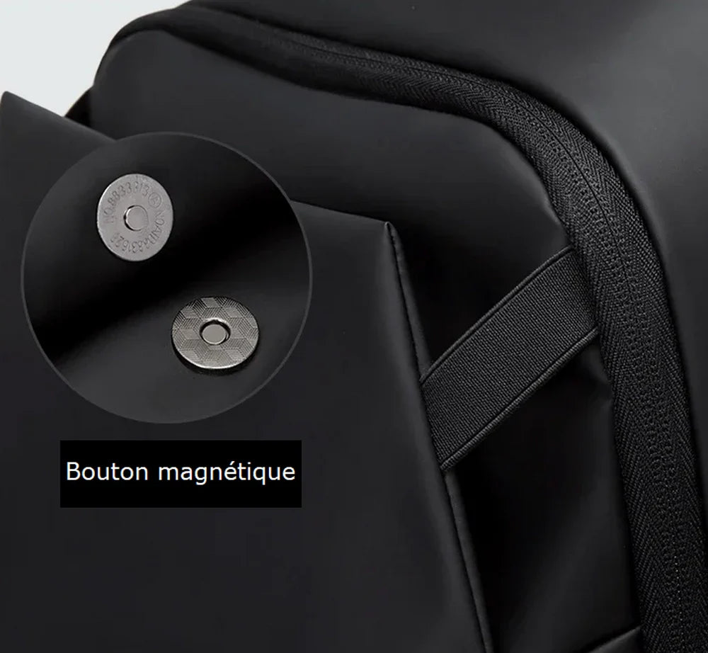Détail d’un sac à dos solide noir avec fermeture magnétique à pression