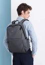 Sac à dos solide en tissu gris foncé avec bretelles et zippers noirs