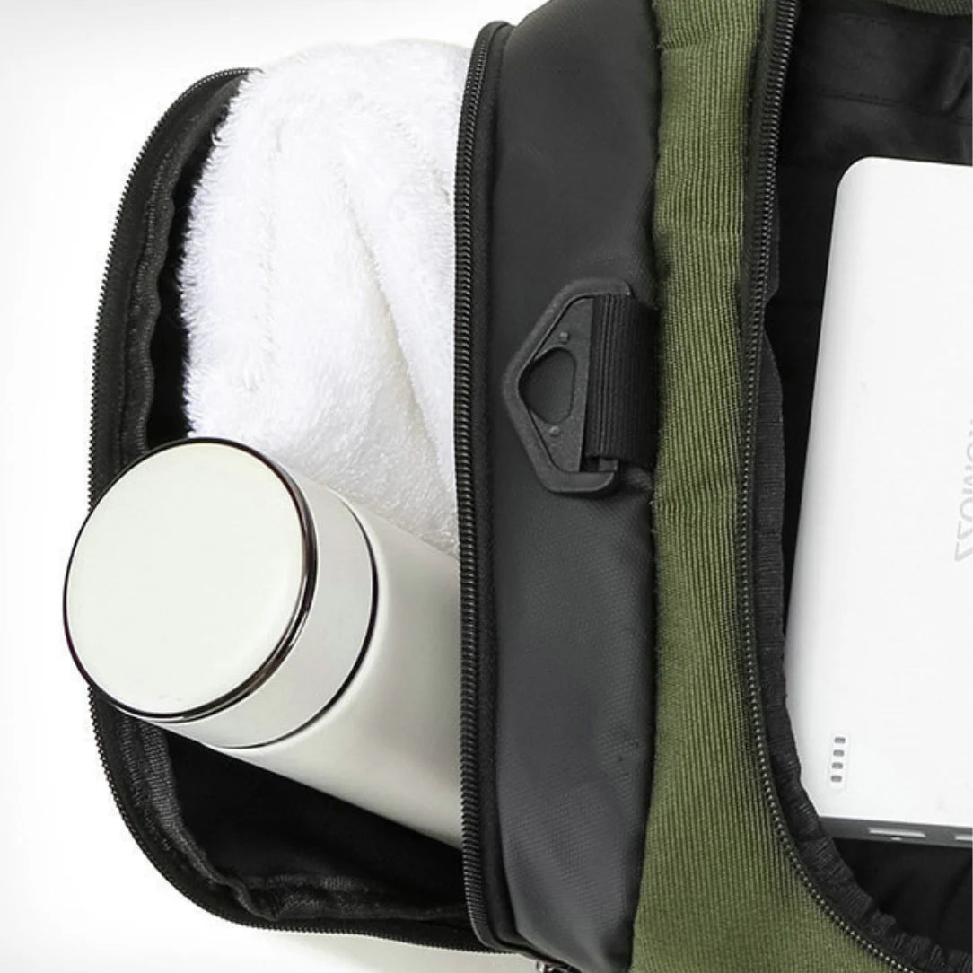 Sac à dos sport 40l avec bouteille d’eau blanche, serviette blanche et batterie externe