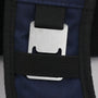 Ouvre-bouteille métallique intégré dans une sangle noire sur tissu bleu marine pour Sac à dos thermique de picnic grand format 28L