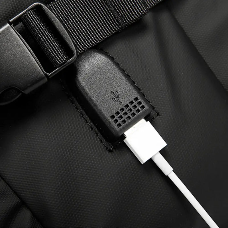 Port USB noir intégré dans le Sac à dos urbain 16 pouces Phobos avec câble blanc connecté