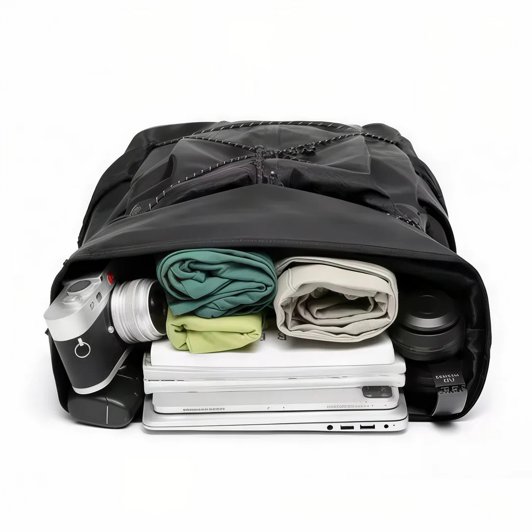 Sac à dos urbain homme Kratos ouvert avec vêtements, caméra, livres et laptops