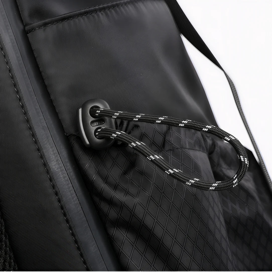 Zoom sur le sac à dos urbain homme Kratos avec cordon élastique et poche texturée