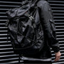 Sac à dos urbain homme Kratos en tissu technique noir avec multiples sangles et boucles