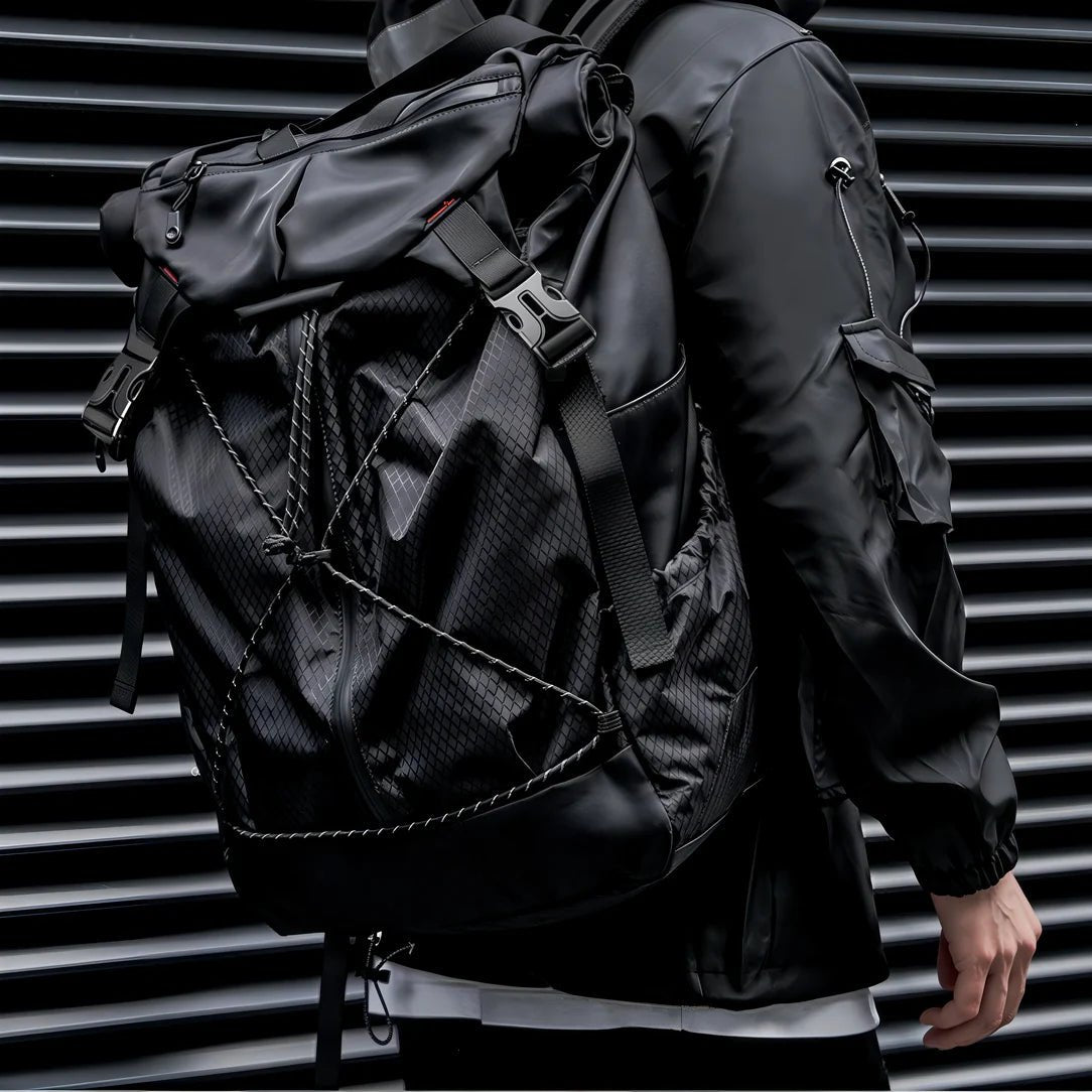 Sac à dos urbain homme Kratos en tissu technique noir avec multiples sangles et boucles