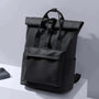 Sac à dos urbain imperméable Nostra en noir avec poche frontale et boucle de fermeture