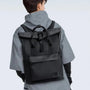 Sac à dos urbain imperméable Nostra en cuir noir avec poche frontale et boucle fermeture