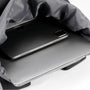 Tablette noire avec bordure argentée posée sur un ordinateur portable argenté KingsRoll I