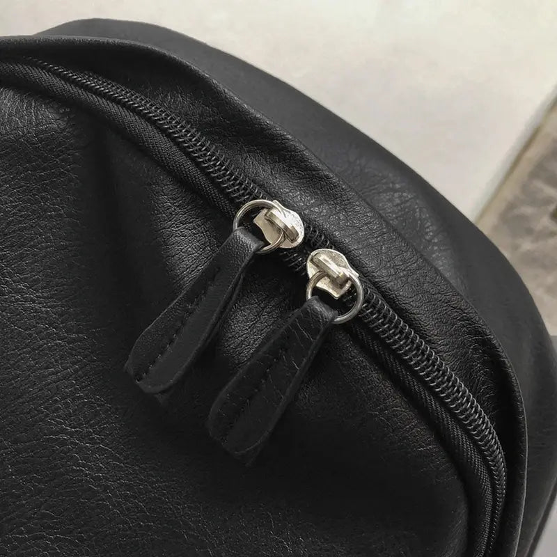 Sac à dos ville homme cuir en cuir noir avec deux fermetures éclair en argent
