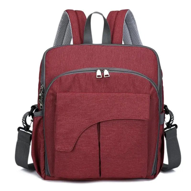 Sac à langer pour bébé en tissu bordeaux avec bretelles grises et plusieurs compartiments zippés